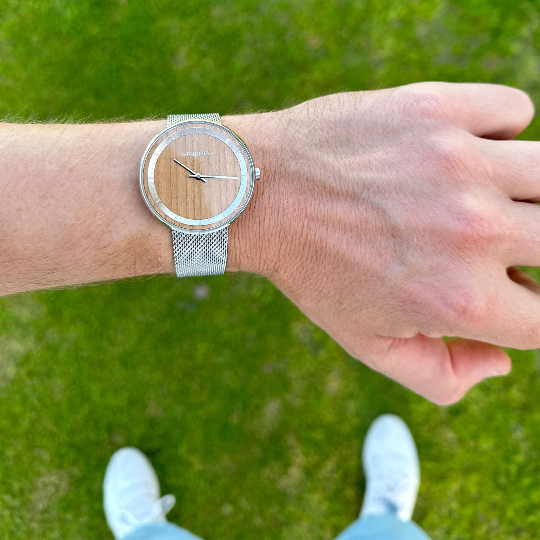 wrist shit of men's wood watch with a mesh band VEJRHØJ