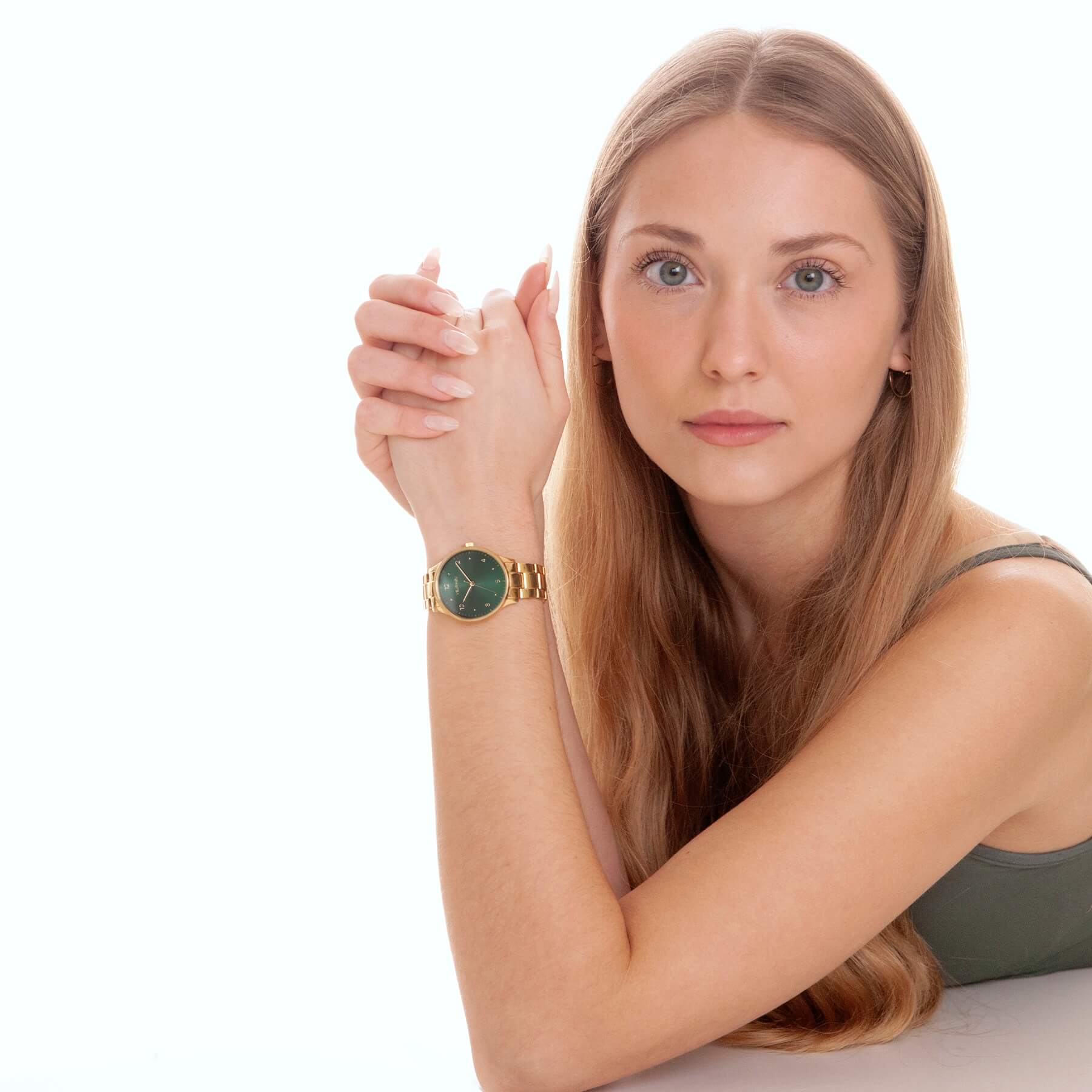 Woman wearing VEJRHØJ Petite Royal Green, ladies watch with gold bracelet and dark green circular finish dial