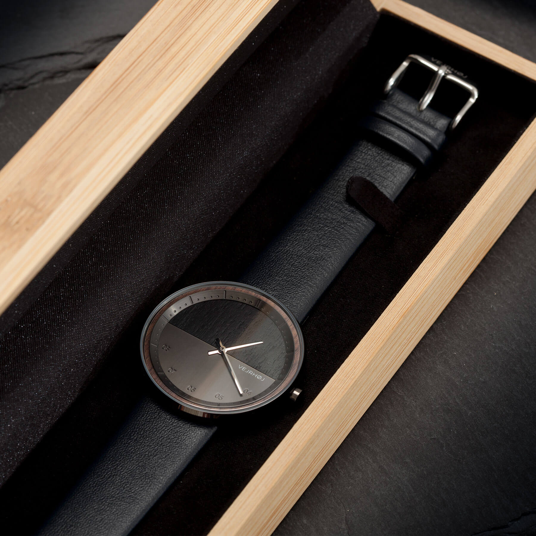 Elegant black watch from Nordic watch brand VEJRHØJ