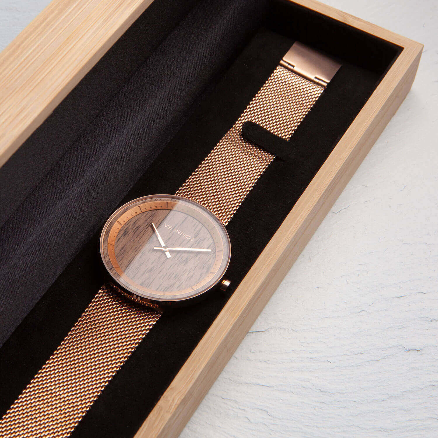 The ROSE mesh watch VEJRHØJ wooden box