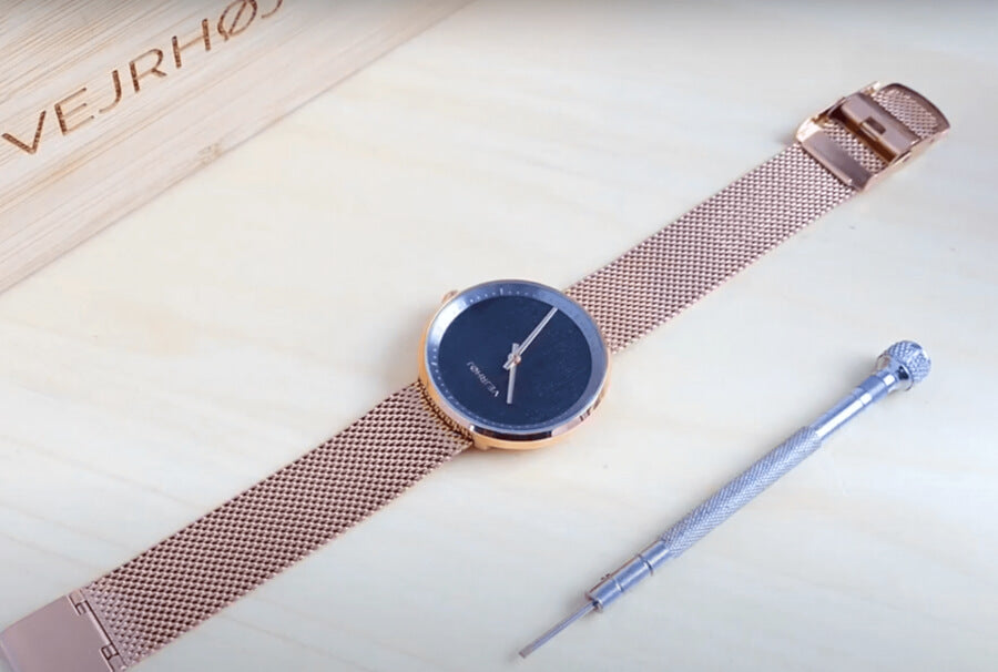 Adjusting the length of the mesh band