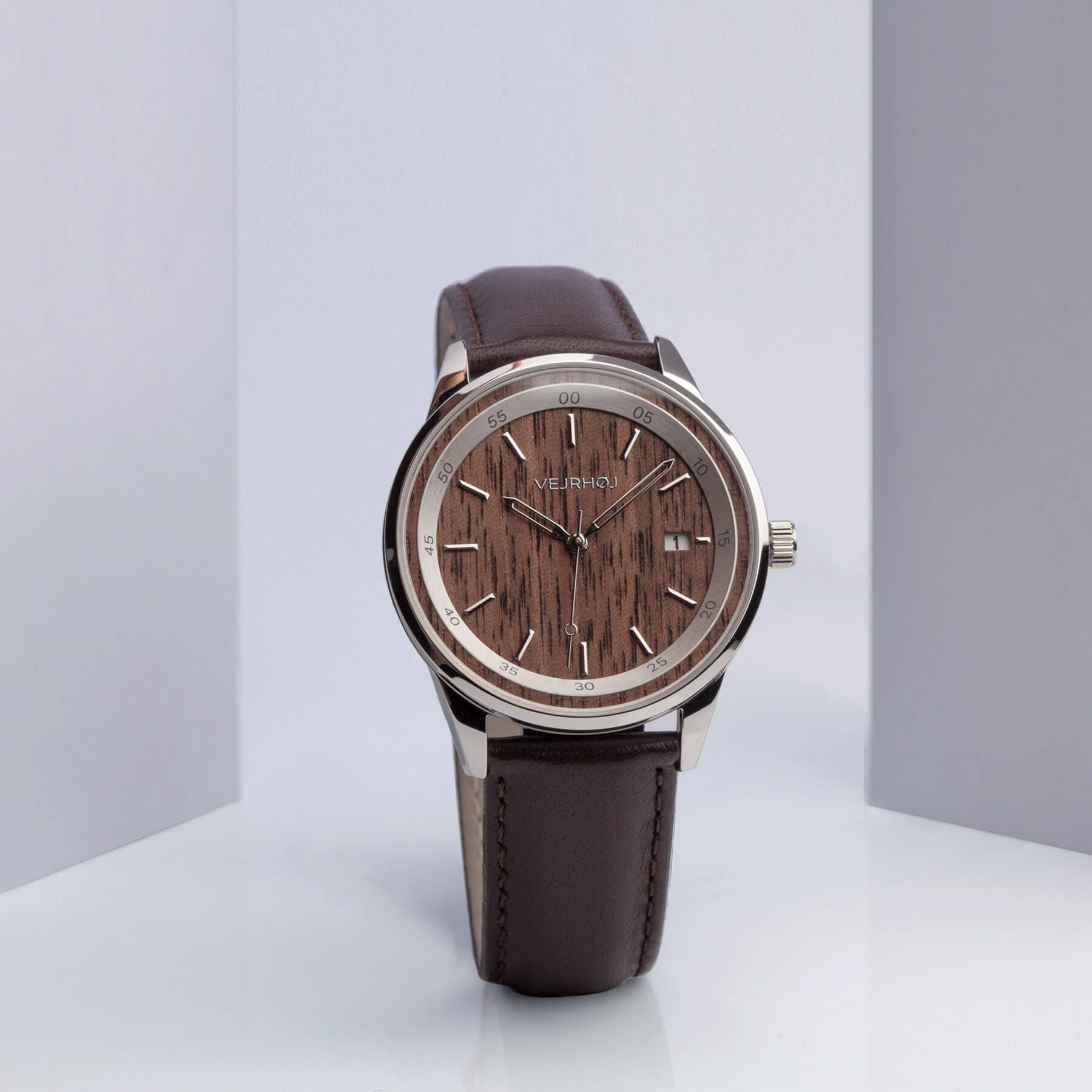 Brown Automatic wrist watch with dial of natural walnut wood and brown straps